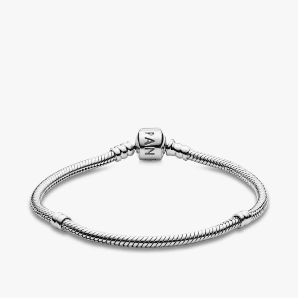Pandora Moments Barrel Clasp Snake Chain Bracelet
Sterling silver - Picture 7 of 8
